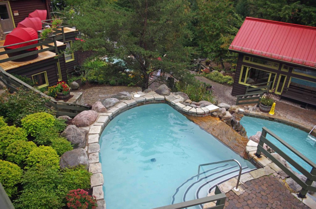 Scandinave Spa Pool in Mont-Tremblant